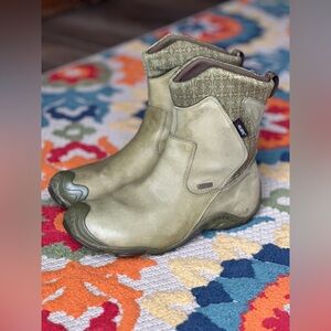 Merrell Polartec pull on Waterproof Boots – Women’s 6.5